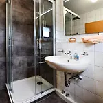 מלון Jungbrunnen 2*